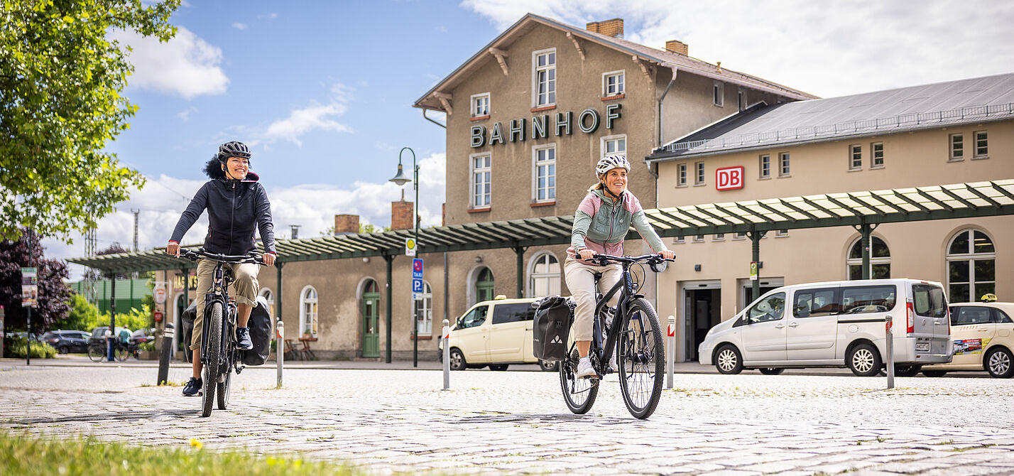 Rad und Bahn sind die ideale Kombination für den modernen Verkehr Rad und Bahn sind die ideale Kombination für den modernen Verkehr